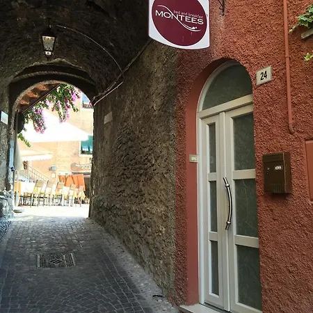 Montees Bed & Breakfast *